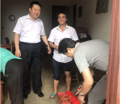 情系贫困户 粽香暖民心——南昌城投集团开展端午节前走访慰问活动